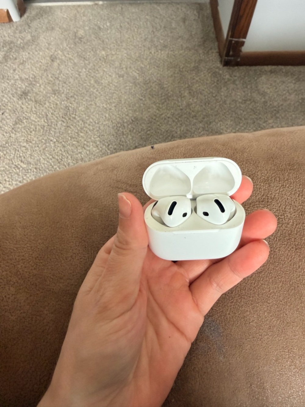 Apple White Wireless Earbuds with Charging Case